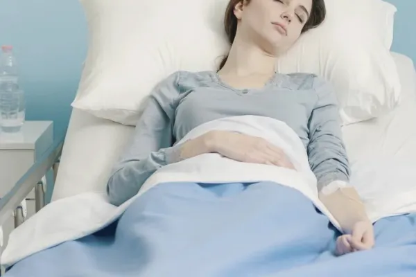 Женщина проходит процедуру детоксикации
